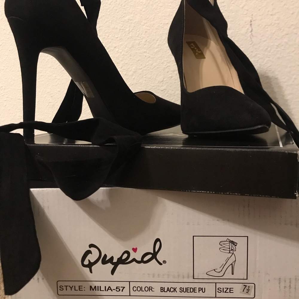 Super cute black heels!